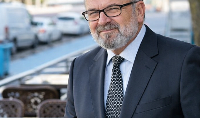 Bir İhtilalin Gölgesinde Çocukluk