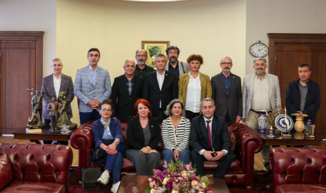 CHP Lideri Özgür Özel, KESK Eş Genel Başkanı Ayfer Koçak ve Beraberindeki Heyet ile Bir Araya Geldi