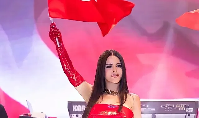 Kırmızı O'na çok yakışıyor